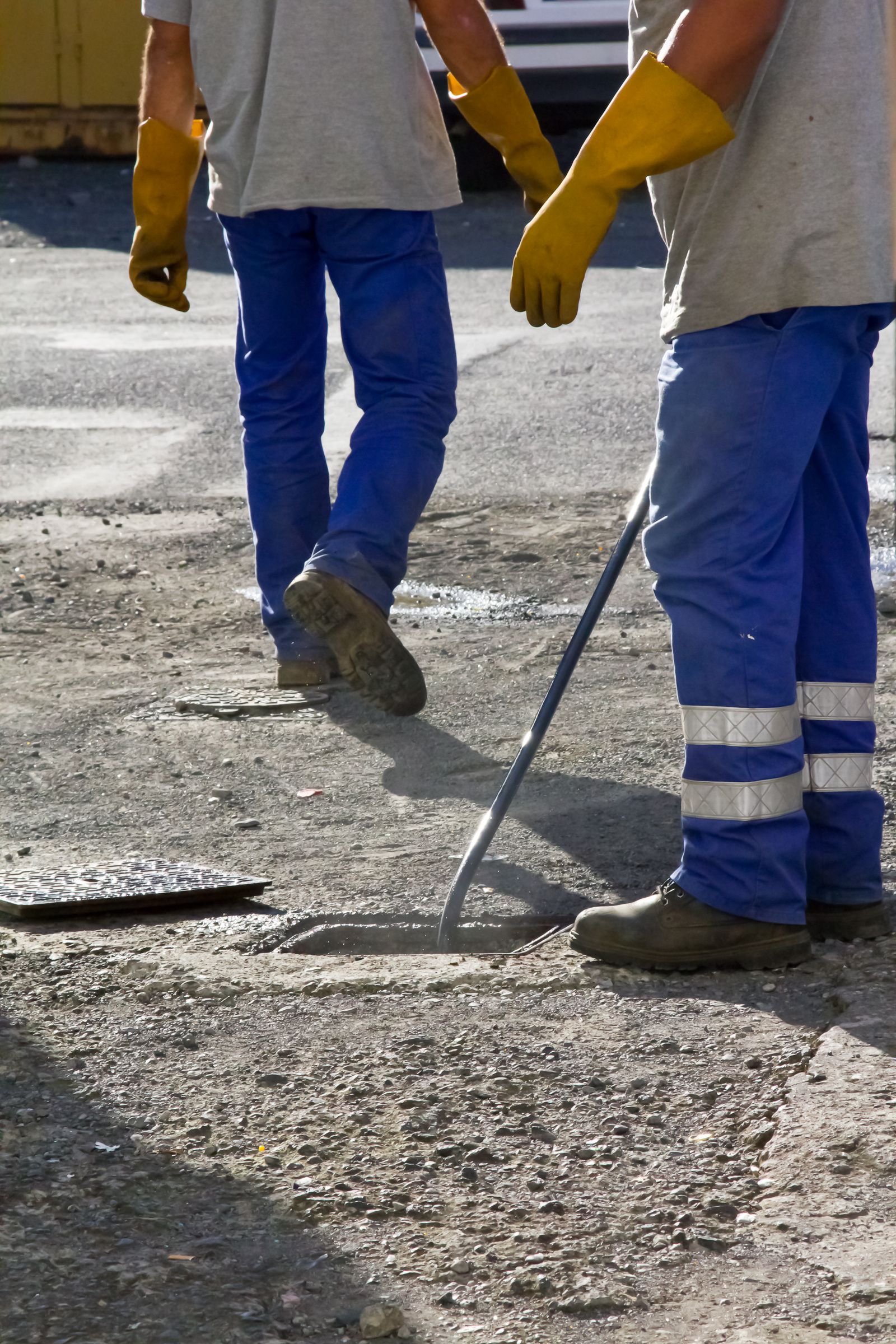 Professionniel s'occupant de tuyaux de plomberie
