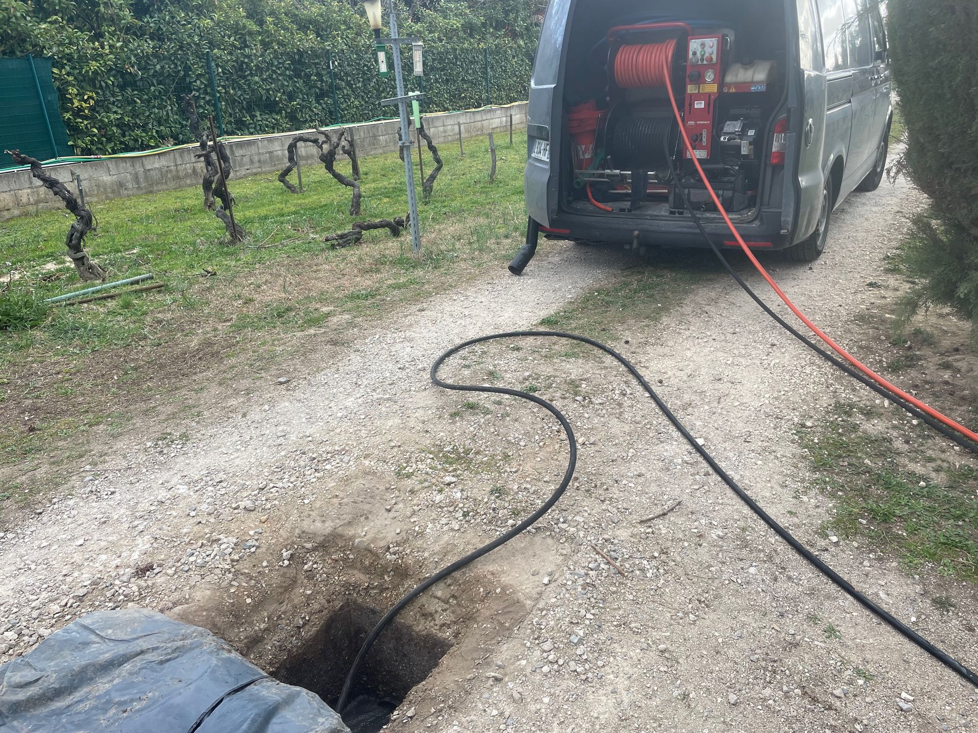 Inspection de canalisation avec valve rouge