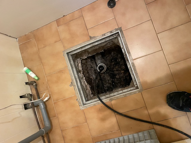 Curage d'une canalisation en cours