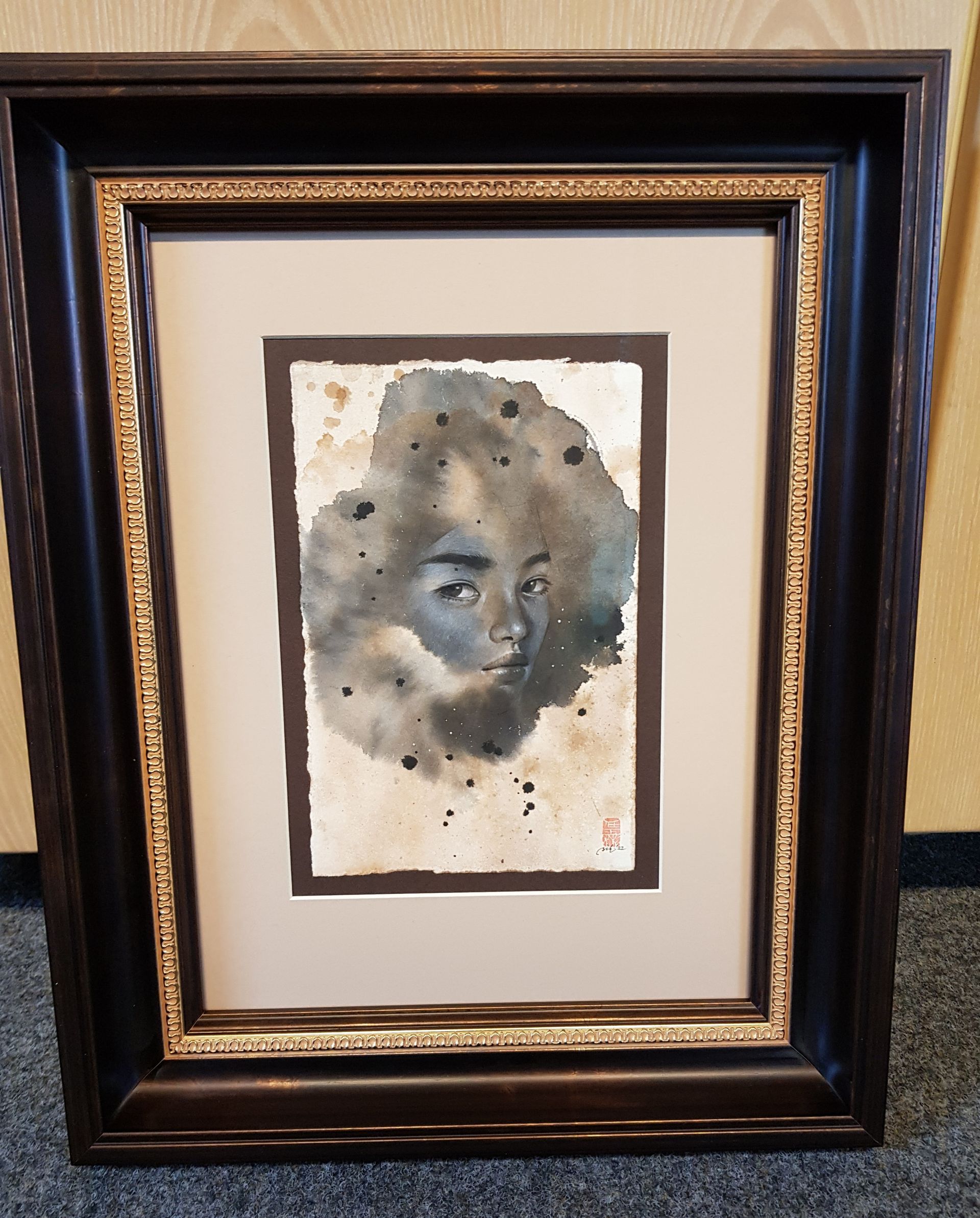 Sandgestrahltes Glas mit stilisiertem Frauenporträt.