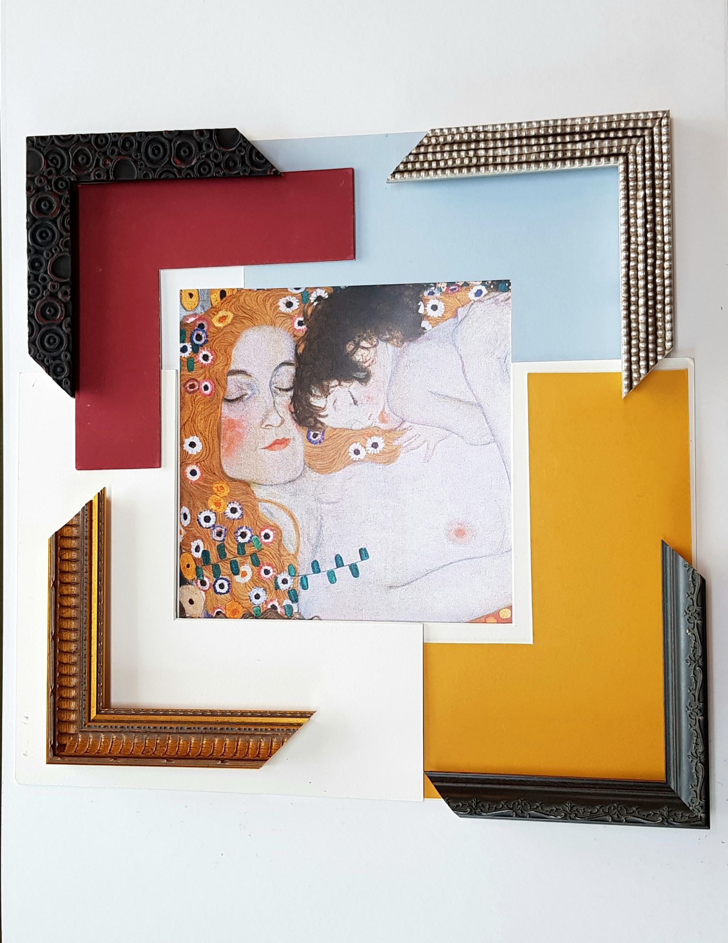 Künstlerisch bedrucktes Glas mit einem Motiv von Gustav Klimt in Gold- und Bronzetönen.