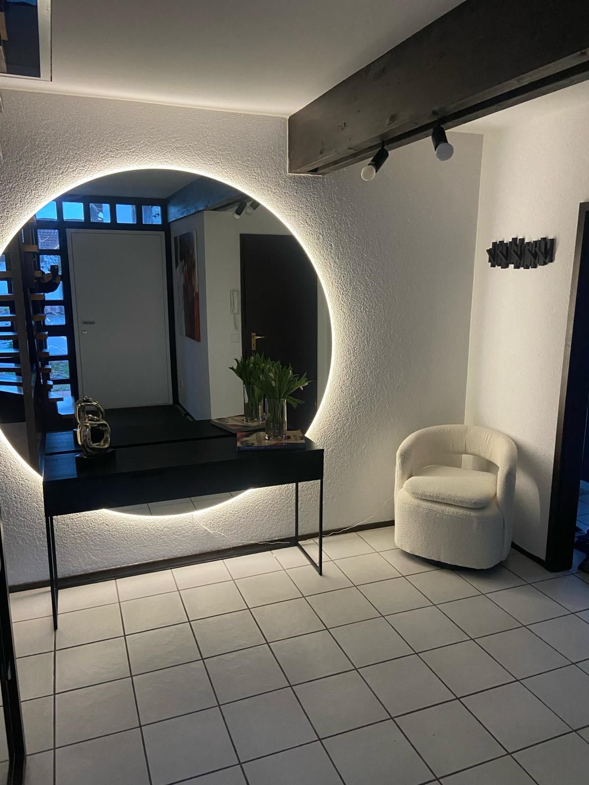 Wandspiegel mit hinterleuchteter LED-Umrandung für indirektes Licht.