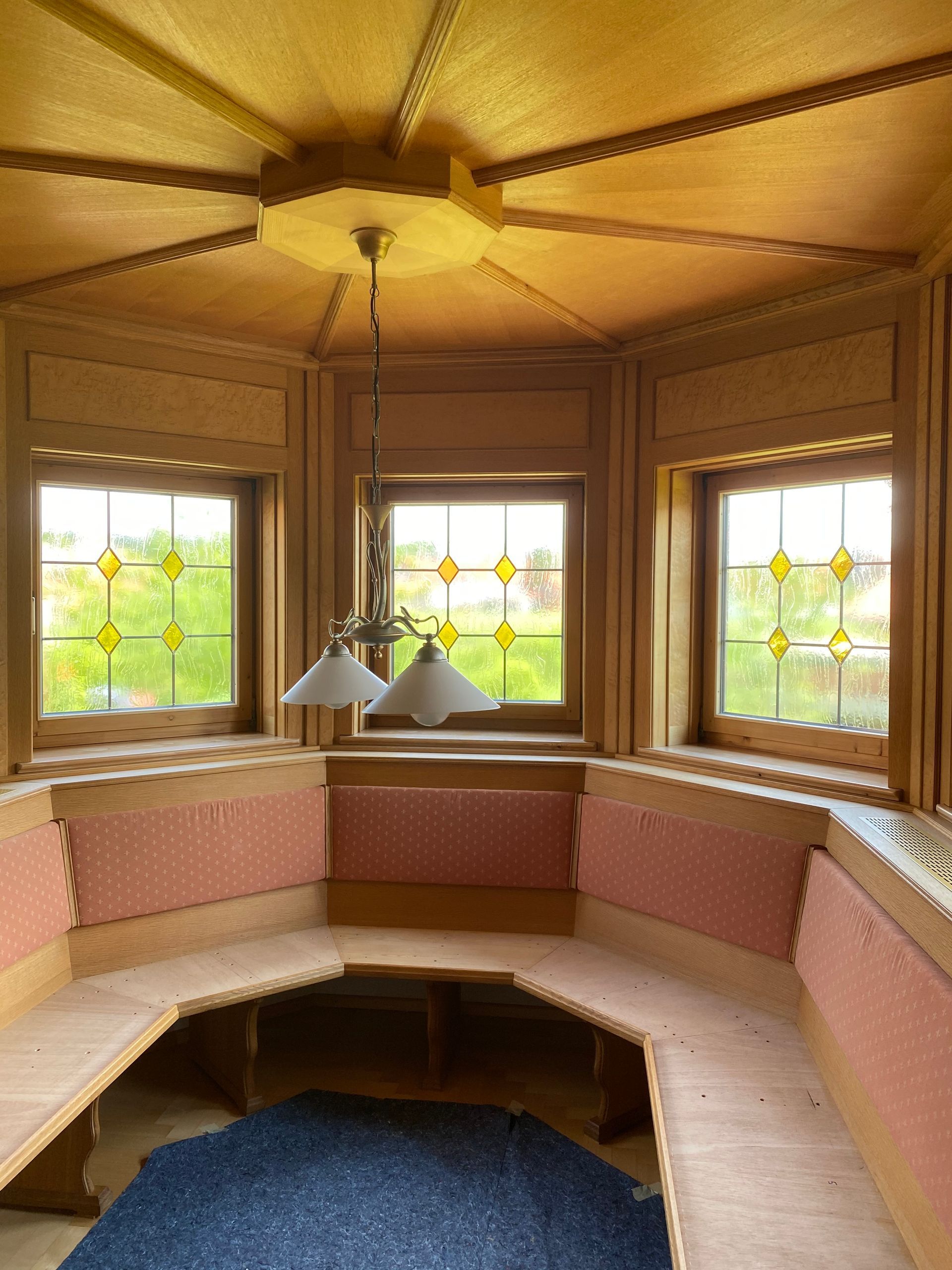 Strukturiertes Ornamentglas im Retro-Look mit Blumenmuster – typisch für alte Küchen.