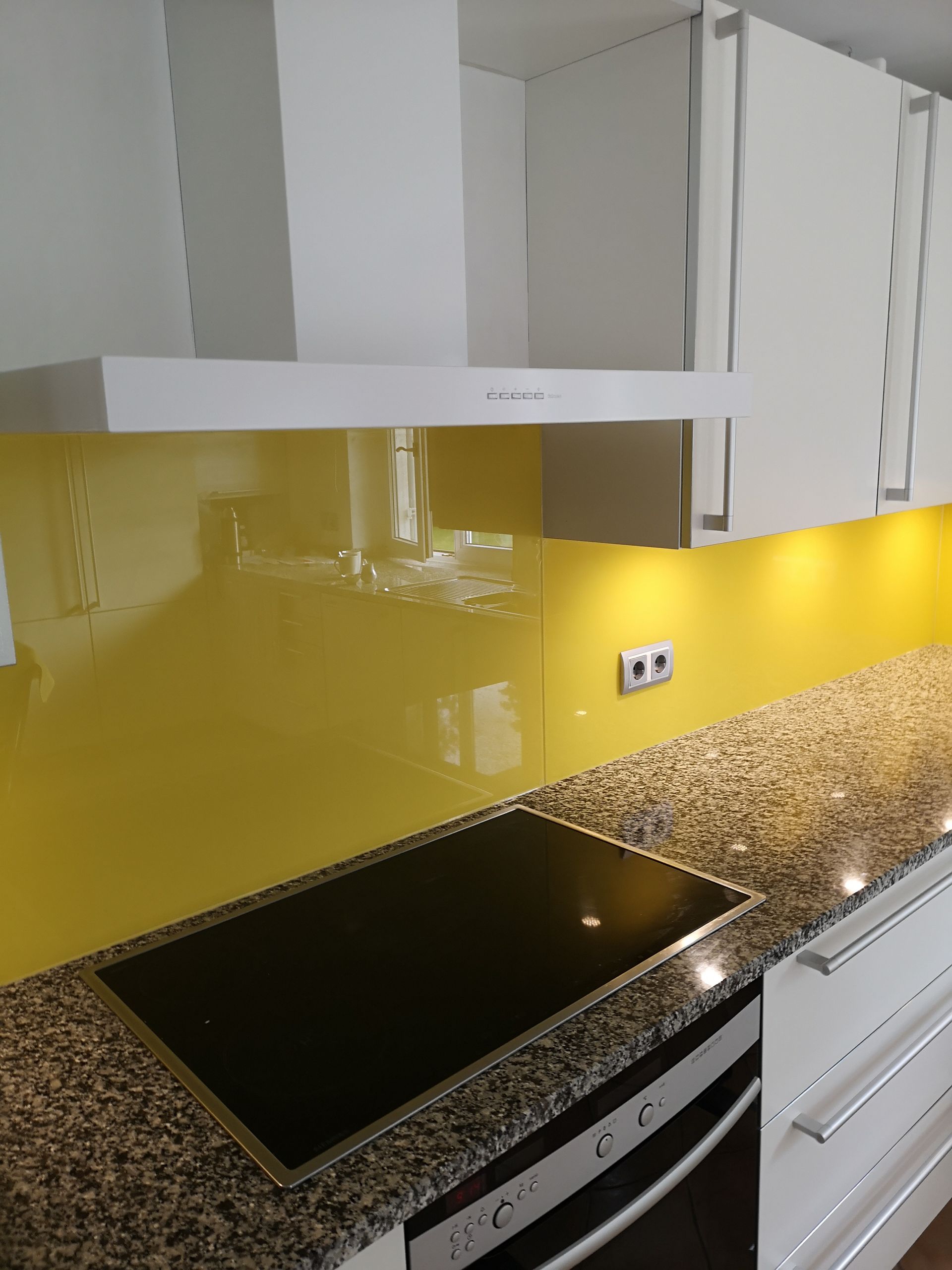 Küchenrückwand aus farbigem Glas mit hochglänzender Oberfläche.