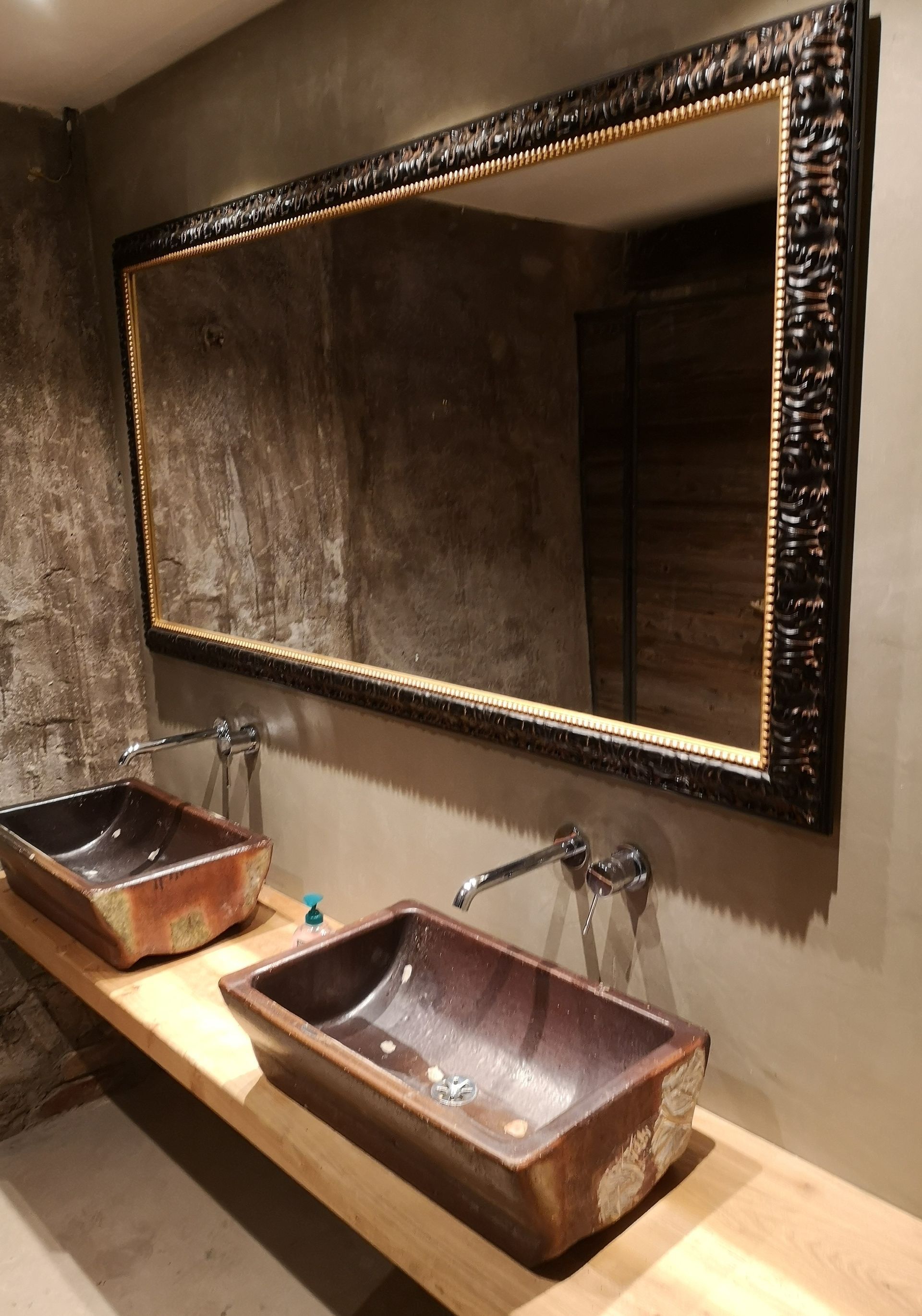 Großer Spiegel im Badezimmer.