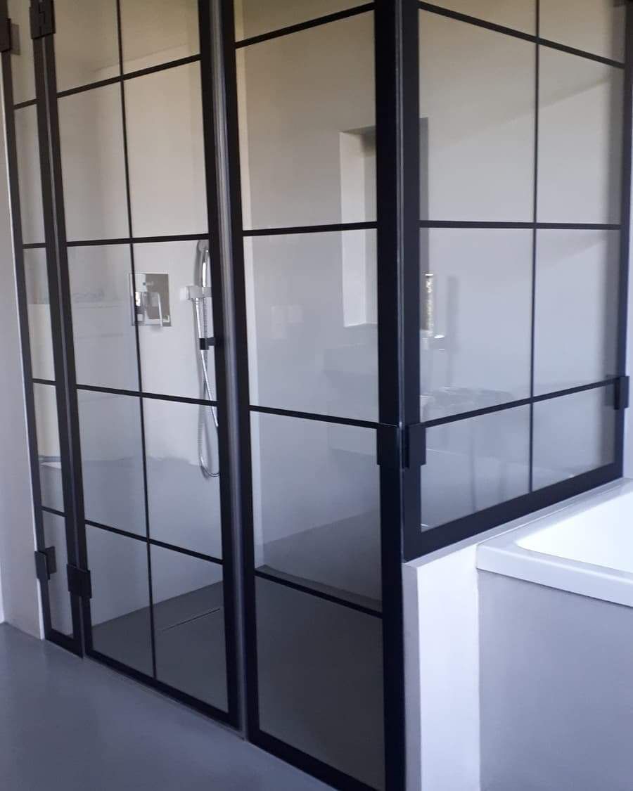 Dusche mit schwarzer Profilrahmung im industriellen Design.