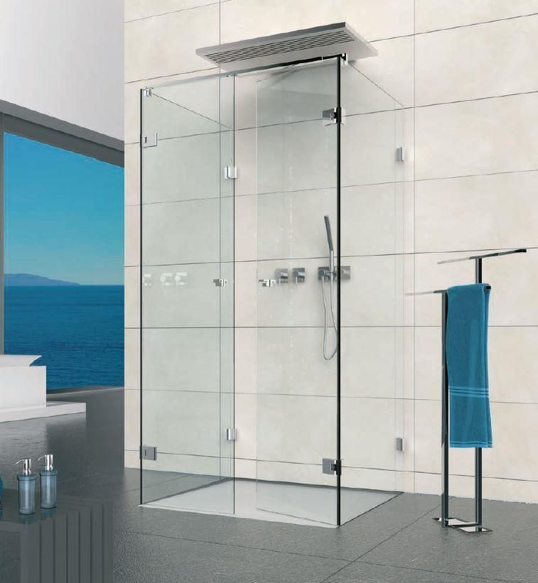 Rahmenlose Glasdusche mit klarer Verglasung und Edelstahlbeschlägen.