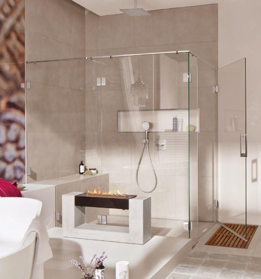 Rahmenlose Glasdusche mit klarer Verglasung und Edelstahlbeschlägen.