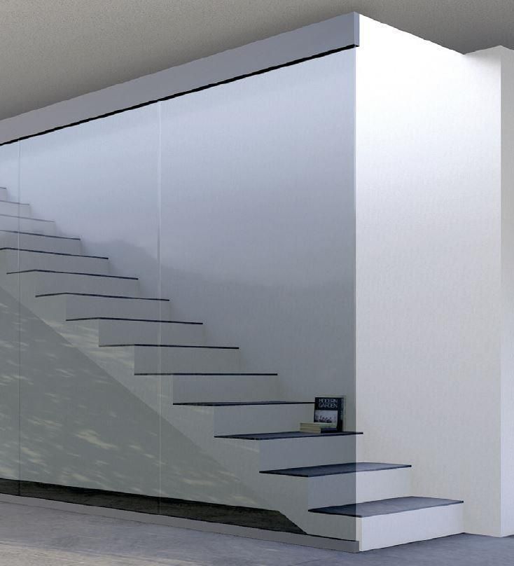 Elegante Treppenseitenverkleidung aus Sicherheitsglas in einem Wohnhaus.