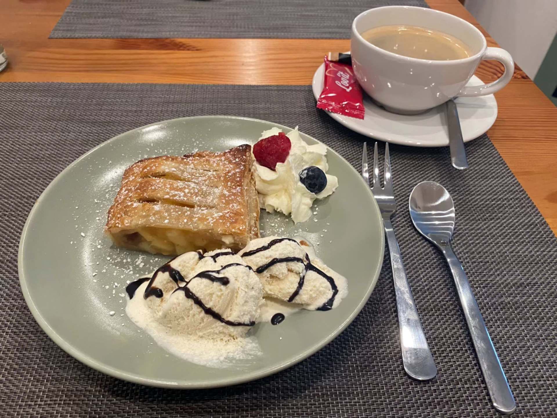 Ein Teller mit Essen auf einem Tisch neben einer Tasse Kaffee, Mom & Son