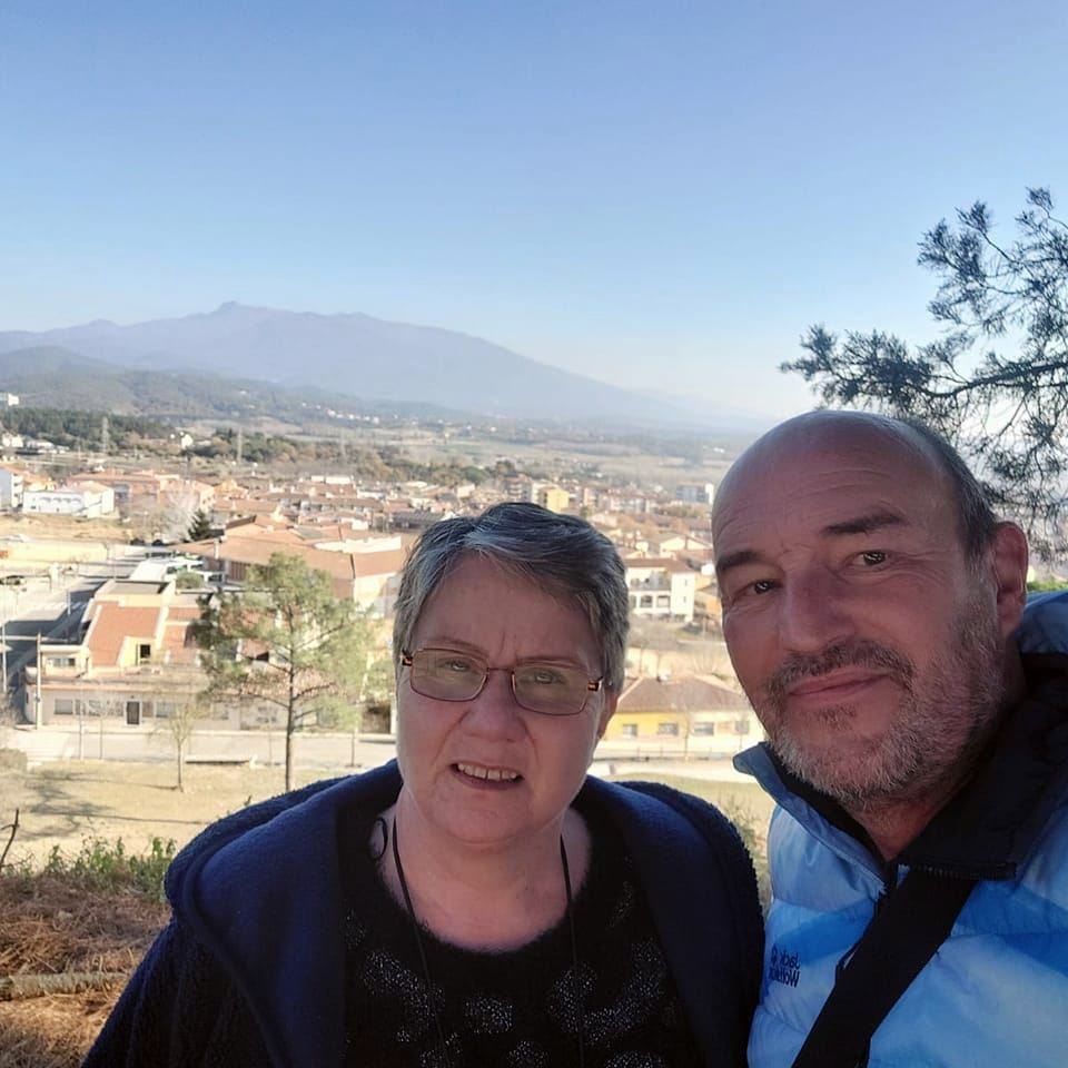 Ein Mann und eine Frau posieren für ein Foto mit einem Berg im Hintergrund, Mom & Son