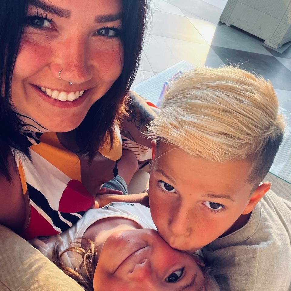 Eine Frau und ein Junge lächeln, Mom & Son