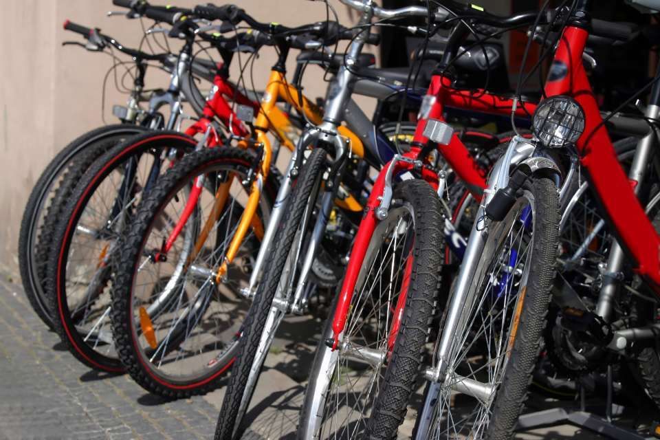 Eine Reihe von Fahrrädern sind nebeneinander geparkt