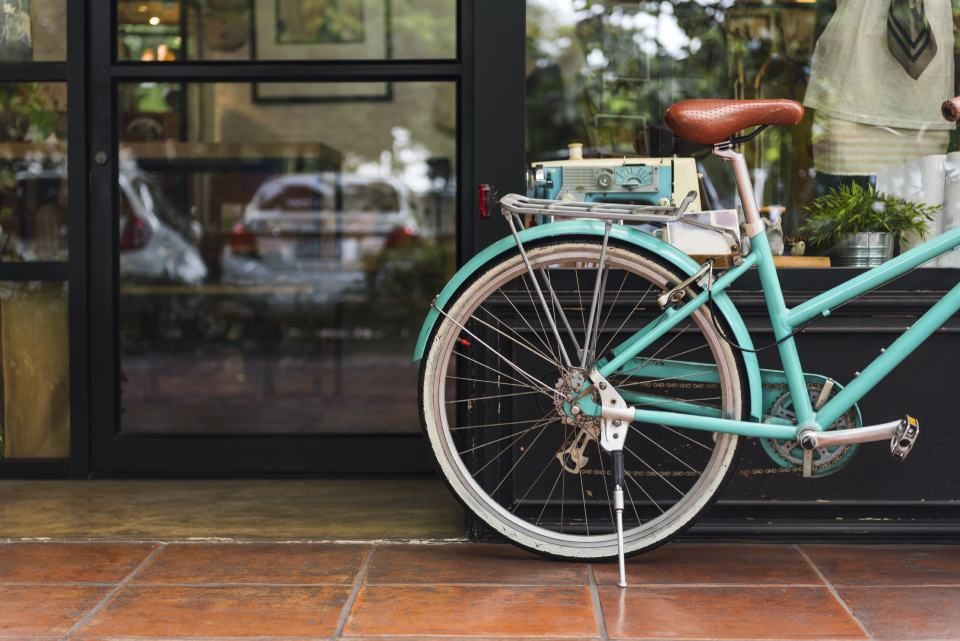 Ein grünes Fahrrad steht vor einem Geschäft
