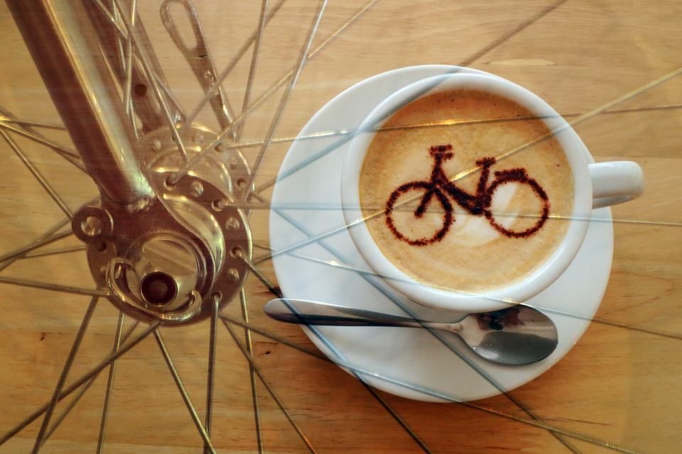 Eine Tasse Kaffee mit einem Fahrrad darauf, Mom & Son