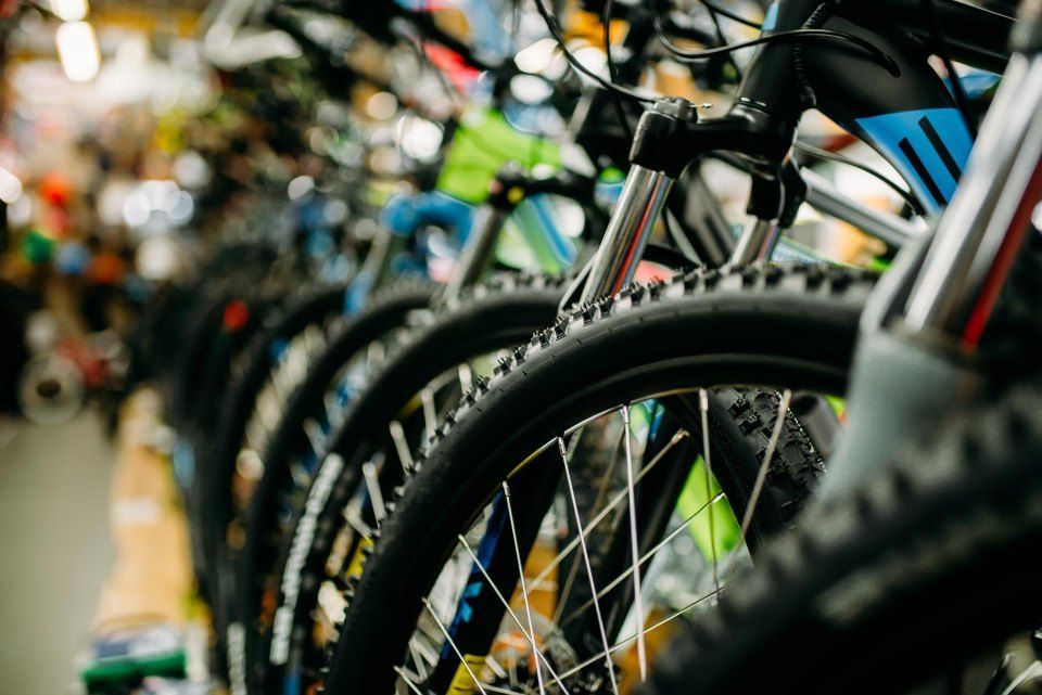 In einem Geschäft steht eine Reihe von Fahrrädern. Mom & Son