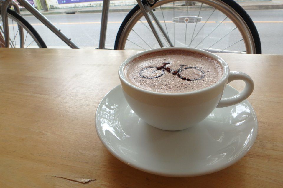 Eine Tasse Kaffee mit einem Fahrrad darauf