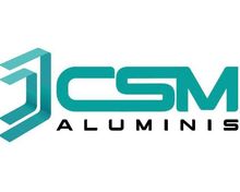 Logotipo de CSM Aluminis. Letras turquesas y diseño geométrico con el texto 