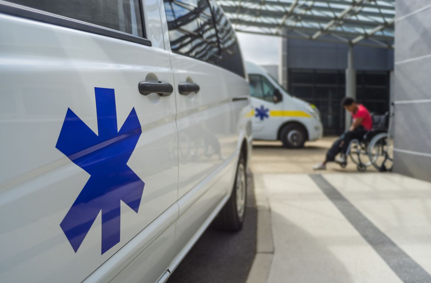 Des ambulances stationnées devant un centre médical