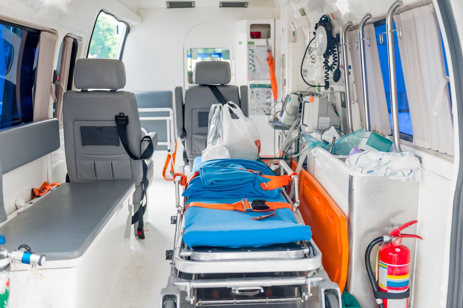 Un lit pour malade couché dans une ambulance