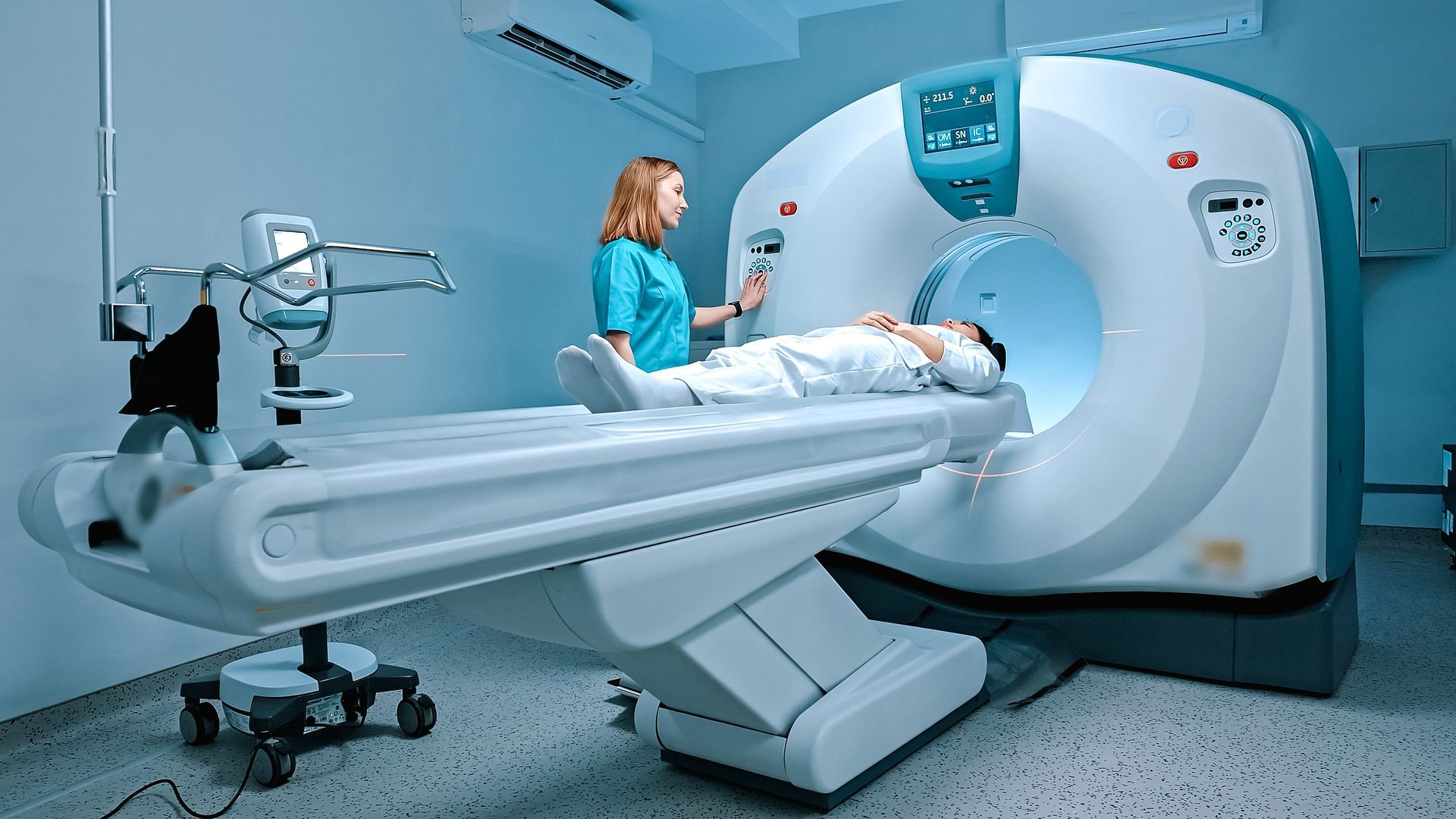 Un médecin fait passer une IRM à sa patiente