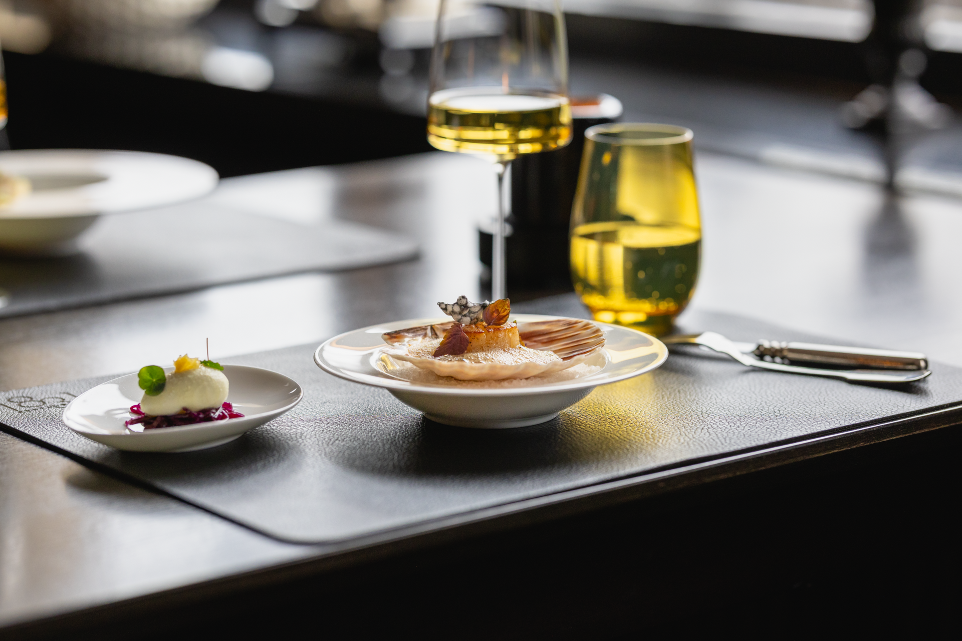 Ein Gourmetgericht mit Jakobsmuschel im Fine Dining  Restaurant 1831 in Essen