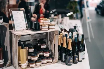 Die hausgemachten Produkte vom Schlosshotel Hugenpoet und Weine zum Verkauf.