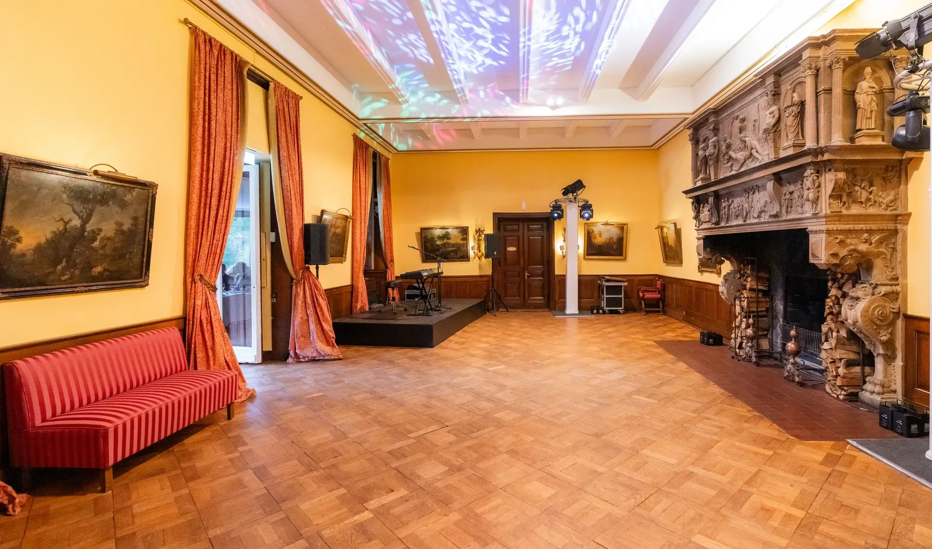 Das Kaminzimmer im Erdgeschoss des Schlosses für eine Veranstaltung mit Ausklang und Tanz