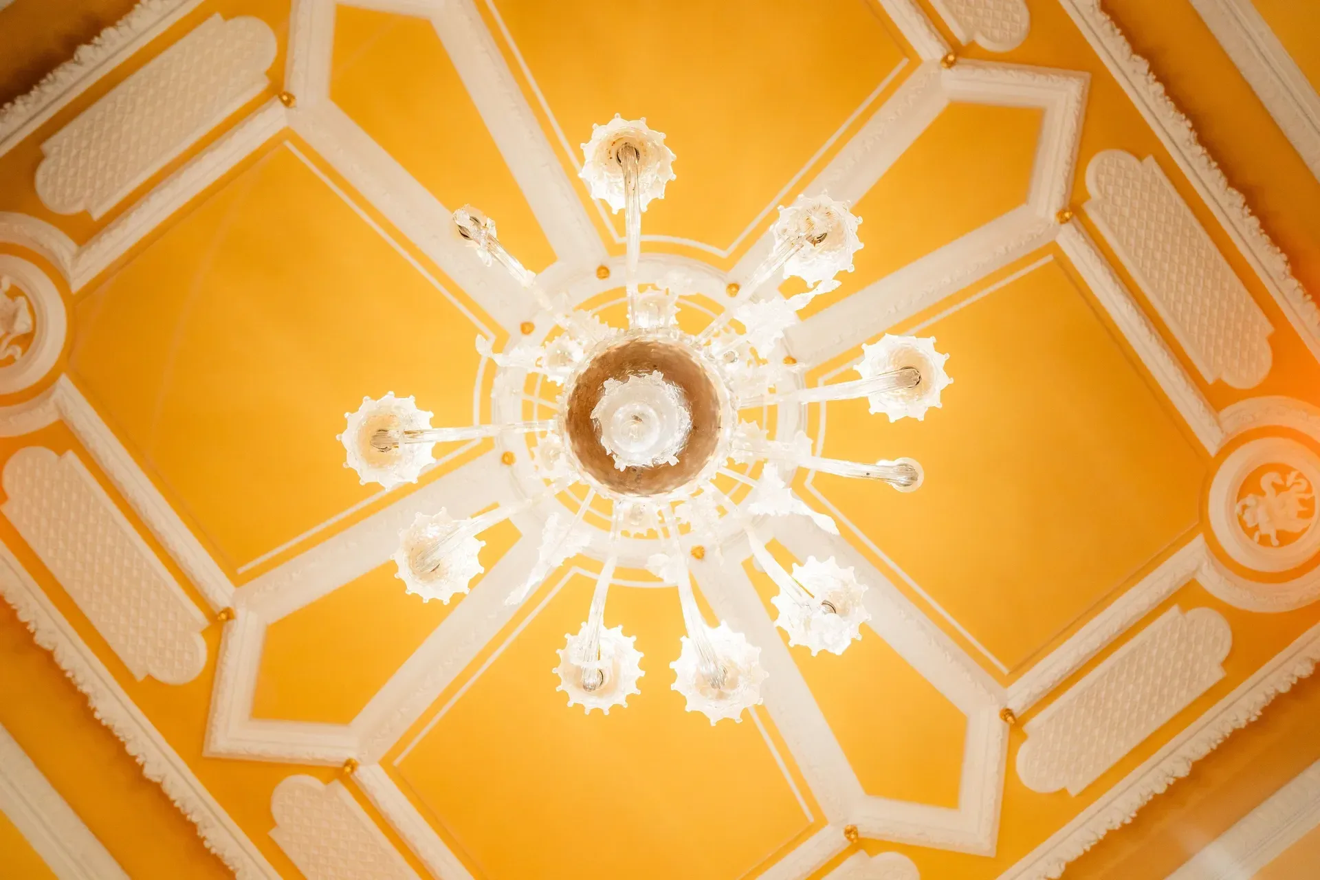 Die mit Stuck verzierte Decke im Festsaal im Schlosshotel Hugenpoet als Veranstaltungsraum für Hochzeiten und Events