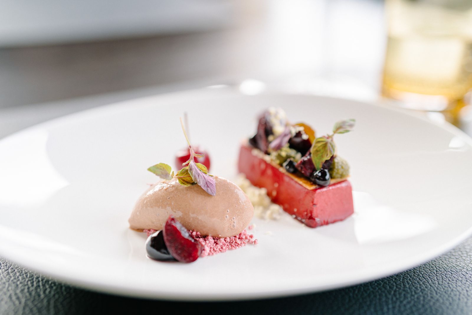 Gourmetdessert mit Kirschen und Schokolade im Fine Dining Restaurant 1831