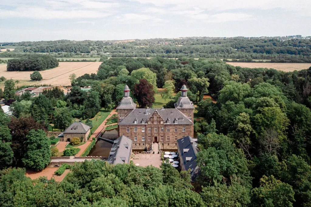 Drohnenaufnahme vom Schlosshotel Hugenpoet mit der Umgebung der unteren Kettwiger Ruhrauen