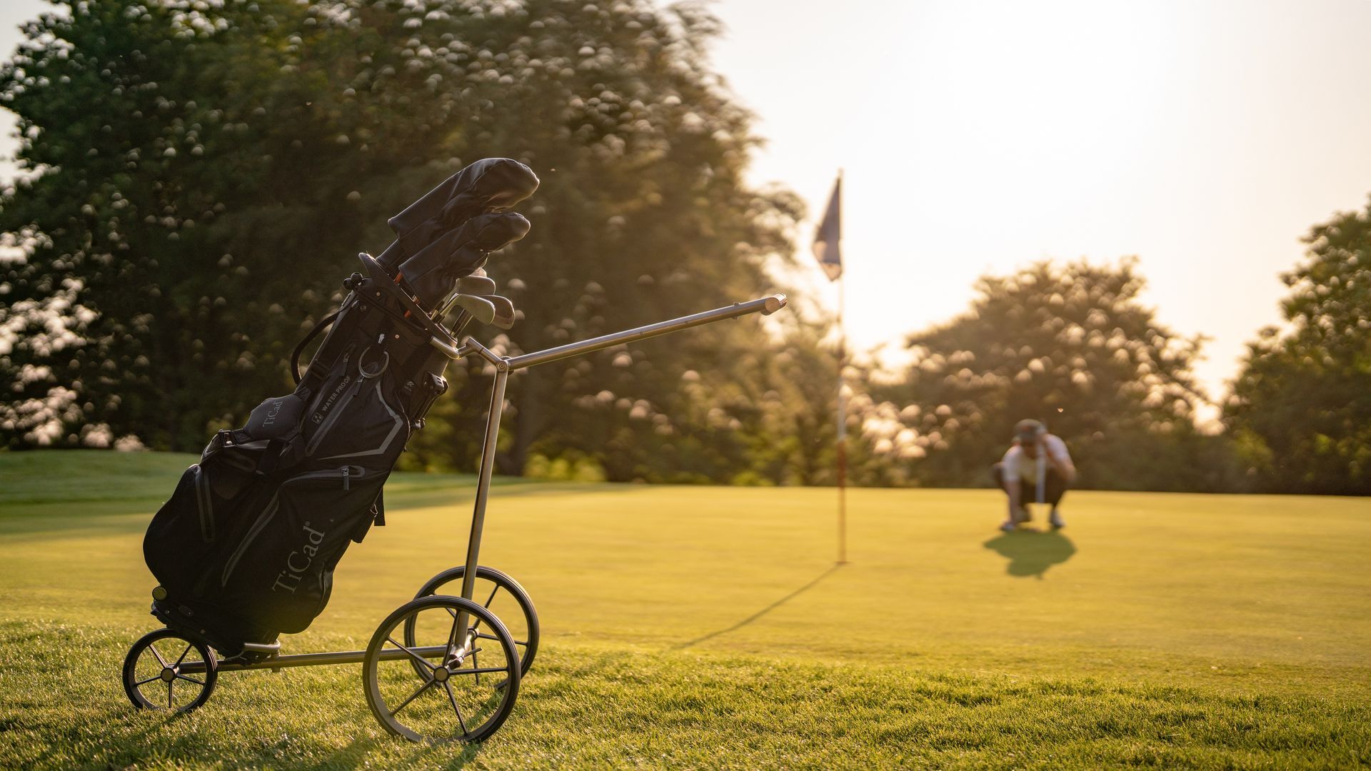 Eine Golftasche mit Trolley auf einem Golfplatz