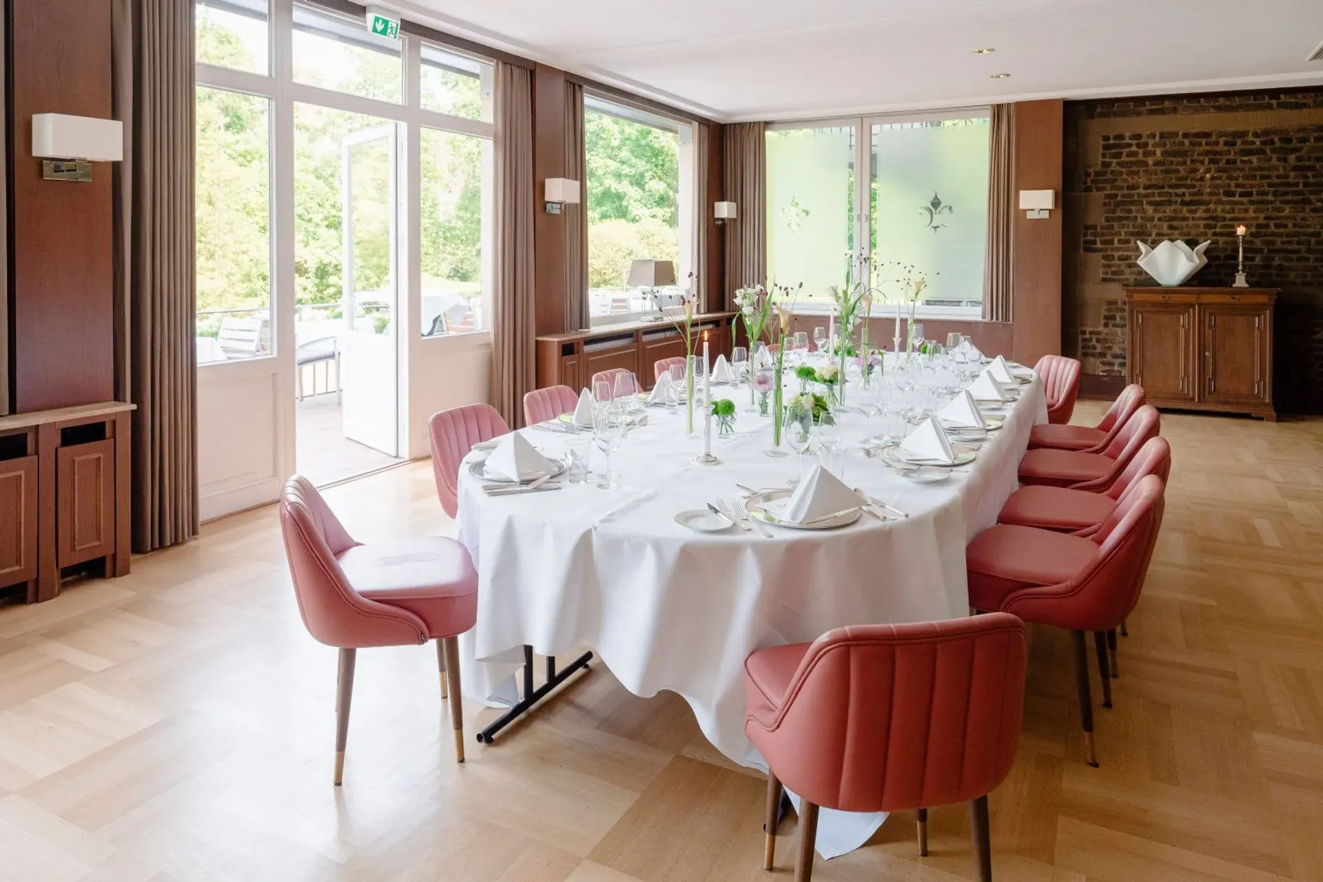 Eine ovale Tafel im Rechten Winterarten im Schlosshotel Hugenpoet für Veranstaltungen und Tagungen