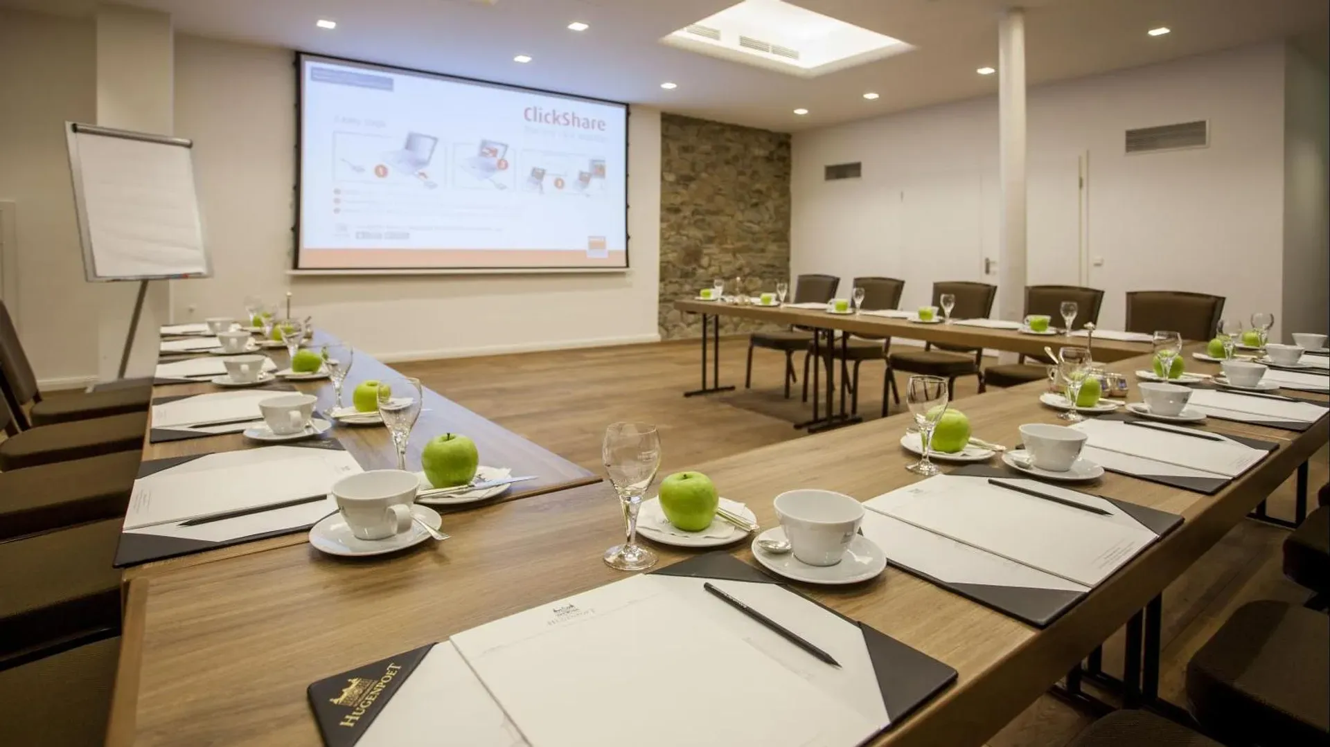 Konferenzraum im Kutschhaus mit einer U-Form für Tagungen im Schlosshotel Hugenpoet in Essen