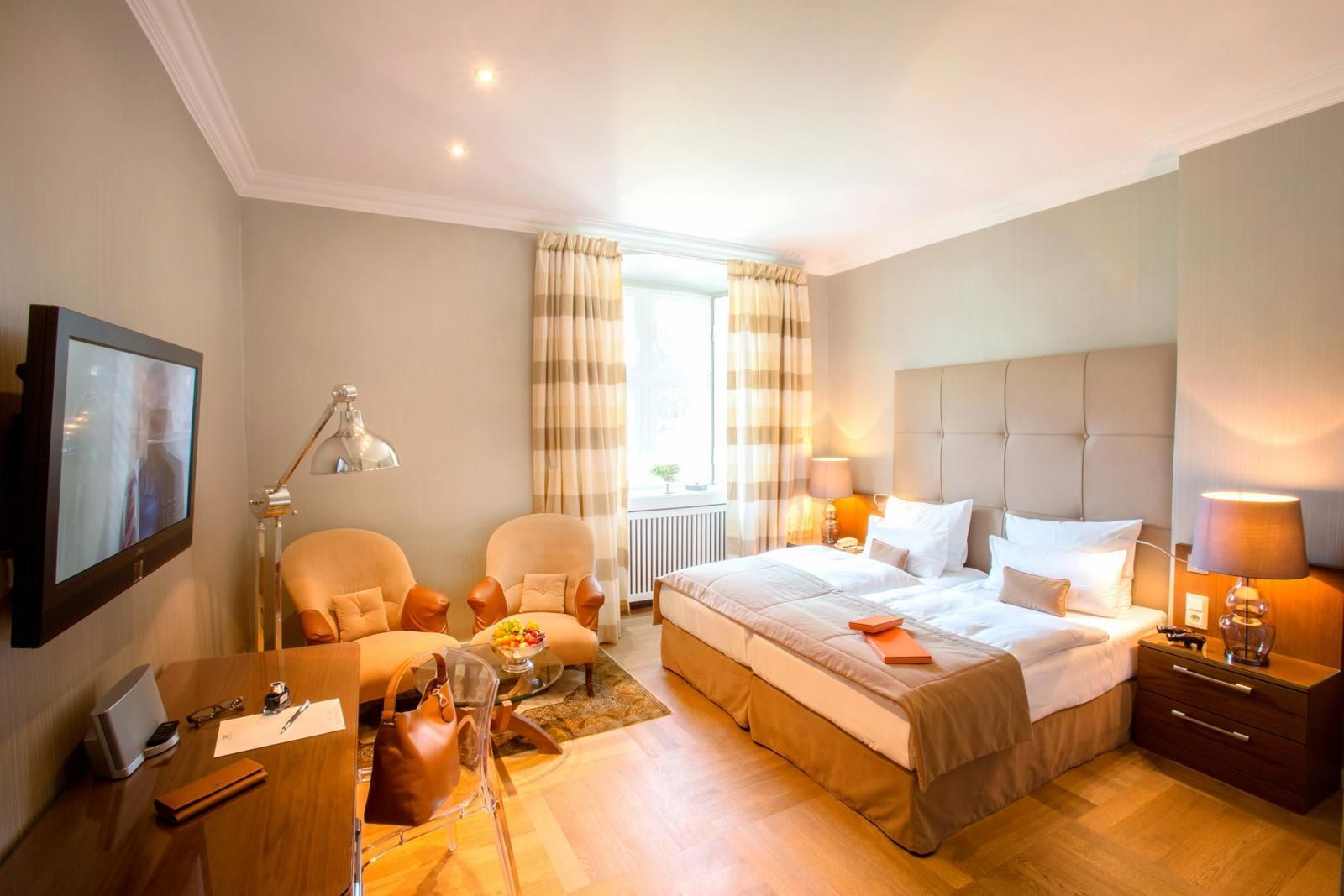 Ein geräumiges Superior Doppelzimmer in beigen Tönen mit moderner Einrichtung und Parkettboden im Schlosshotel Hugenpoet.