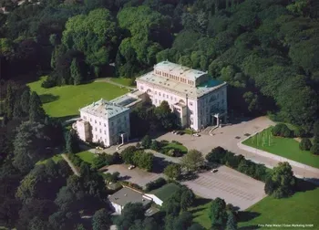 Eine Luftaufnahme der Villa Hügel in Essen