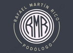 Logotipo circular que dice &ldquo;Rafael Mart&iacute;n Rico Pod&oacute;logo&rdquo; con iniciales estilizadas RMR en el centro.