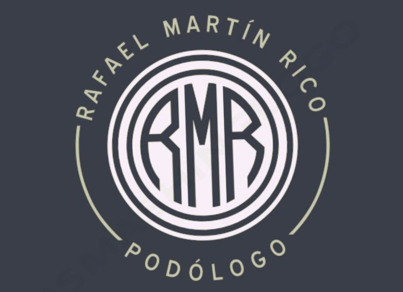Logotipo circular que dice “Rafael Martín Rico Podólogo” con iniciales estilizadas RMR en el centro.