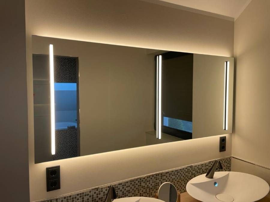 eckiger Spiegel mit LED