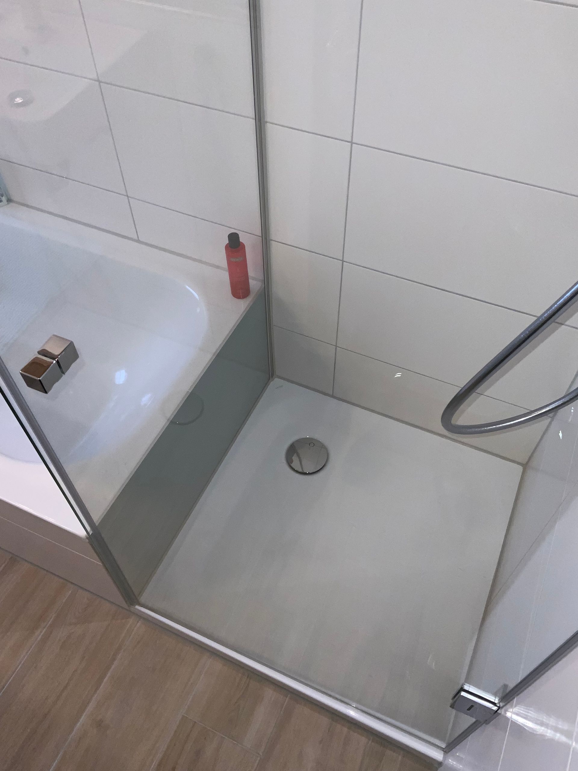 ein Badezimmer mit einer Dusche aus Glas
