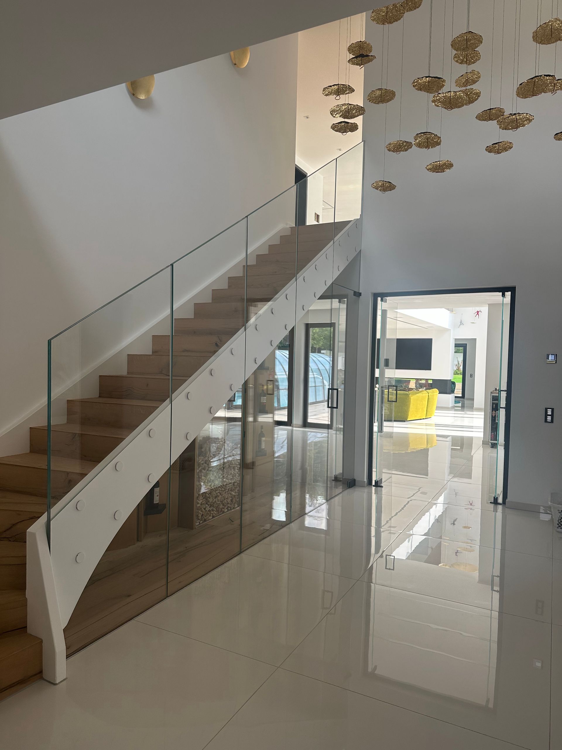 Glasbrüstungen und Treppengeländer aus Glas von unten