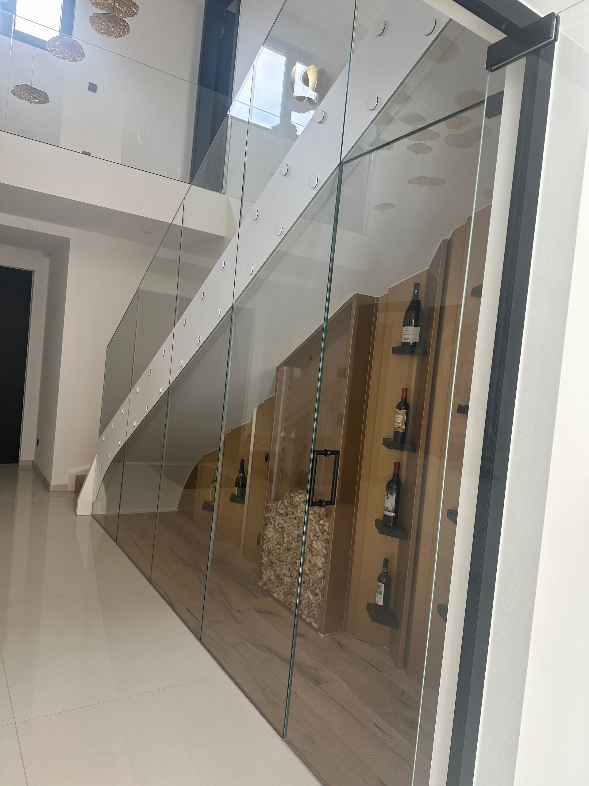 Glasbrüstungen und Treppengeländer aus Glas von unten