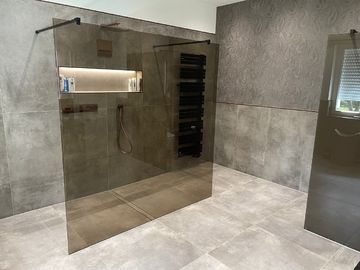 ein Badezimmer mit einer Dusche aus Glas