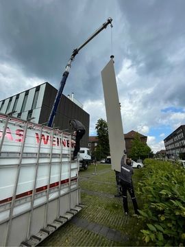 Glas wird mit einem Kran angehoben