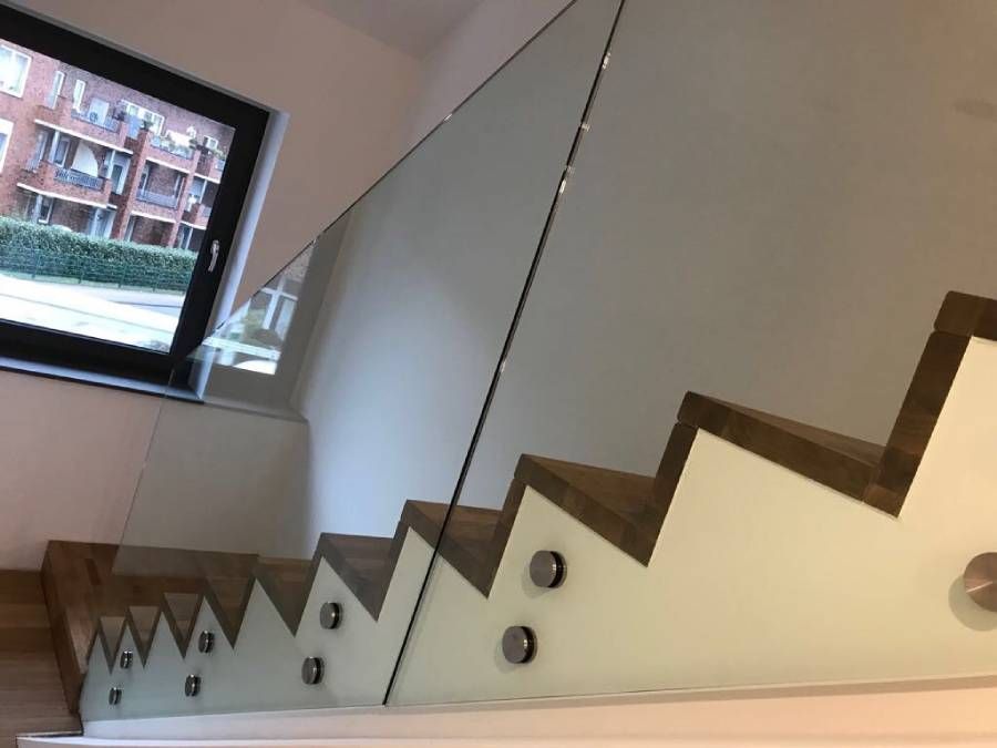 Glasbrüstung aus Glas