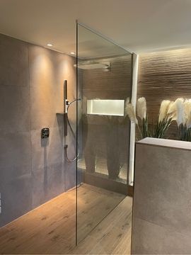 ein Badezimmer mit einer Dusche aus Glas