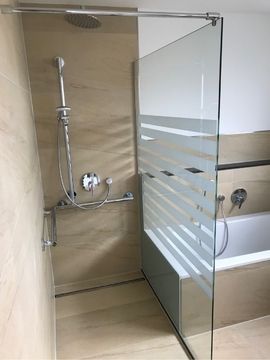 ein Badezimmer mit einer Dusche aus Glas