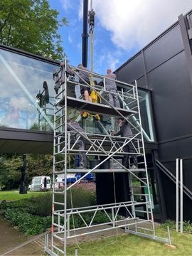 Glas wird von einem Gerüst aus montiert