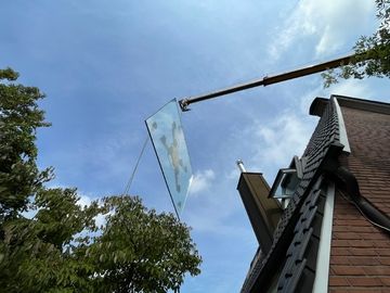 Ein Kran hebt Glas an