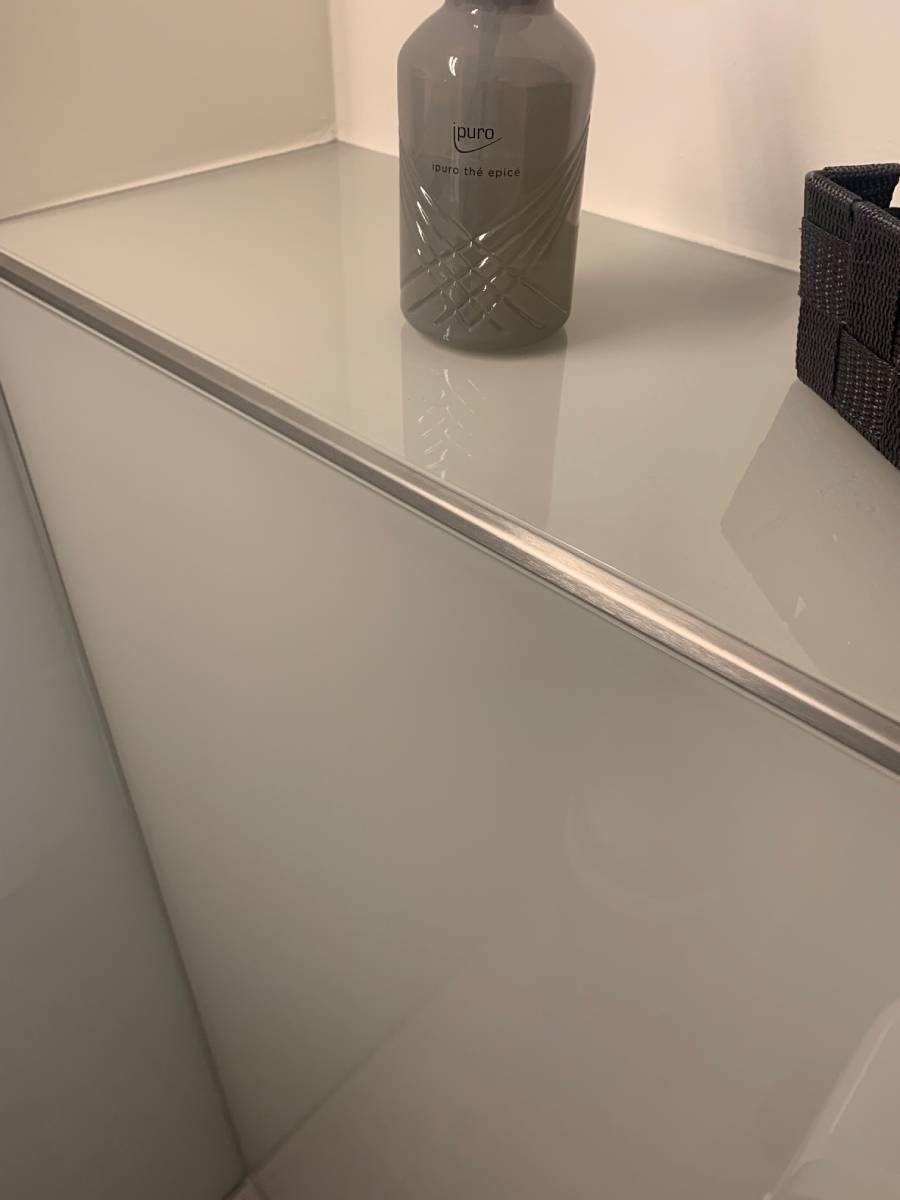 Glasrückwand einer Toilette